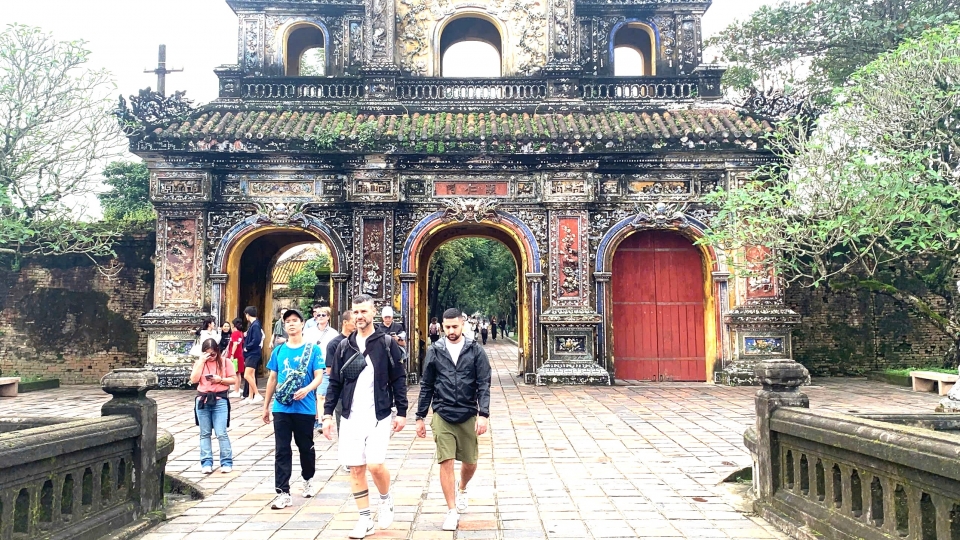 du_khach_tham_quan_hue_20260107010618_20260108103727.jpg