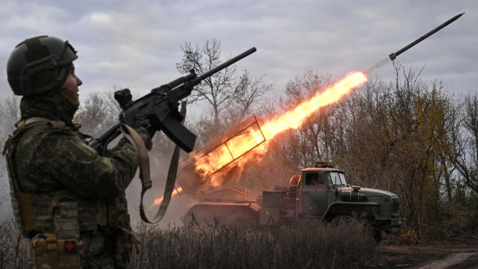 hoa luc Nga, phao phan luc Nga BM-21 Grad, Nga phong rocket vao vi tri Ukraine, quan nhan Nga cam sung tieu lien -sputnik.jpg