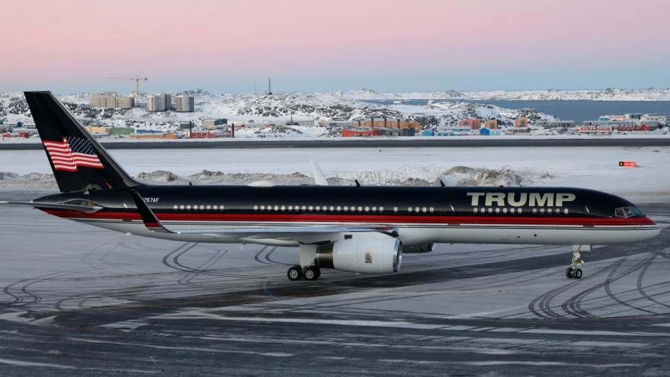 may bay Trump con ha canh o Nuk, Greenland -ap.jpg