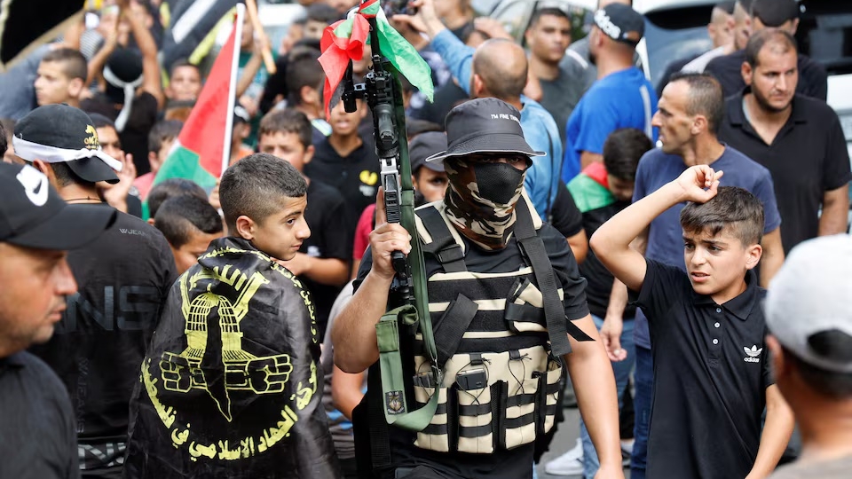 nguoi dan Palestine o Bo Tay, tay sung Palestine Bo Tay -reu.jpg
