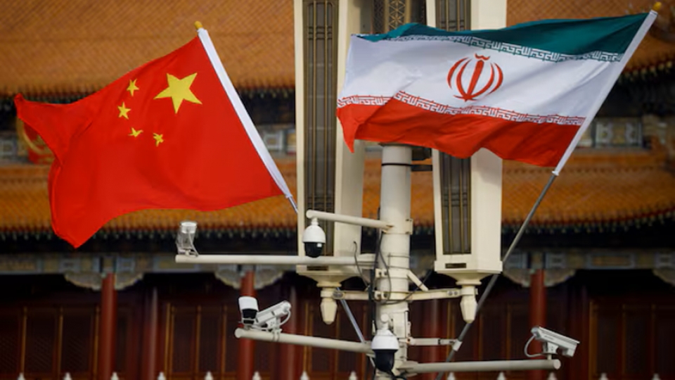 quoc_ky_trung_quoc_va_iran_tung_bay_tai_quang_truong_thien_an_mon_trung_quoc._anh_reuters.png