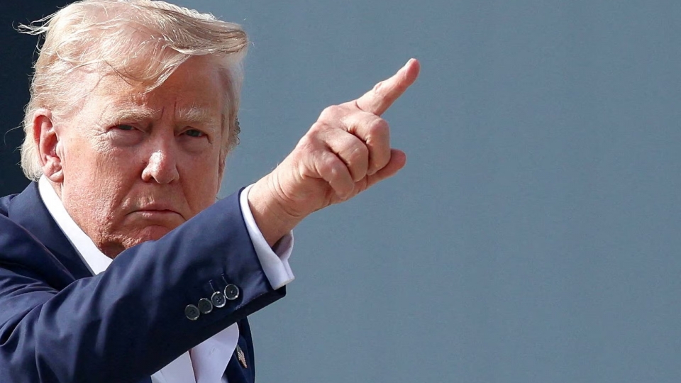 tong thong My Trump chi tay, Trump gio tay -reu.jpg