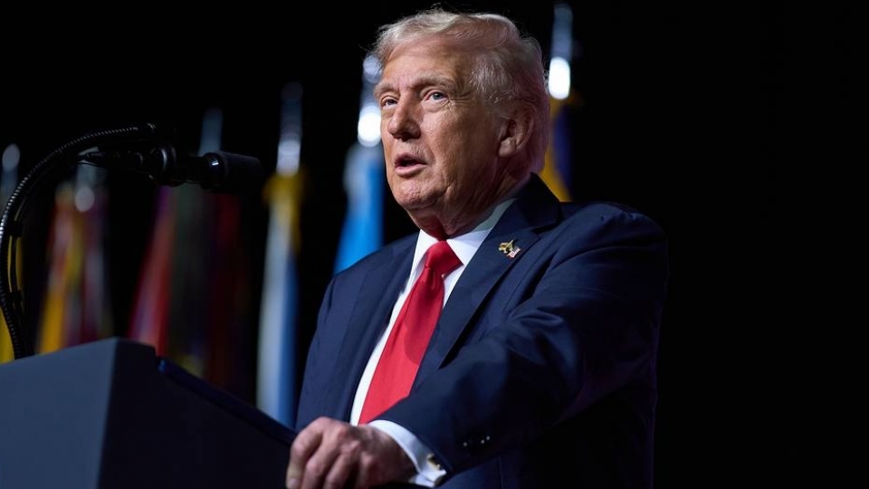 tong thong My Trump phat bieu truoc micro va buc-ap.jpg