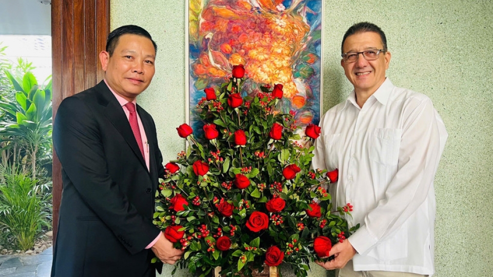 vietnamese-and-cuban-ambassadors-to-venezuela.jpg