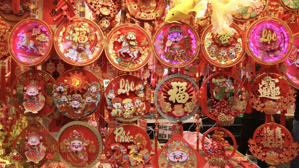 Không khí Tết lan tỏa trên đường Hải Thượng Lãn Ông ở TP.HCM
