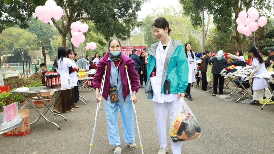 Đại diện bệnh viện trao quà Tết tận tay cho người bệnh nghèo vùng cao.jpg