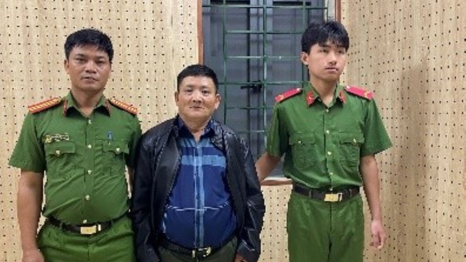 Đối tượng truy nã đặc biệt nguy hiểm Bùi Văn Thành bị Văn phòng Cơ quan CSĐT Công an tỉnh Lâm Đồng bắt giữ khi đang lẩn trốn tại TP. Hồ Chí Minh (ảnh công an cung cấp)..jpg