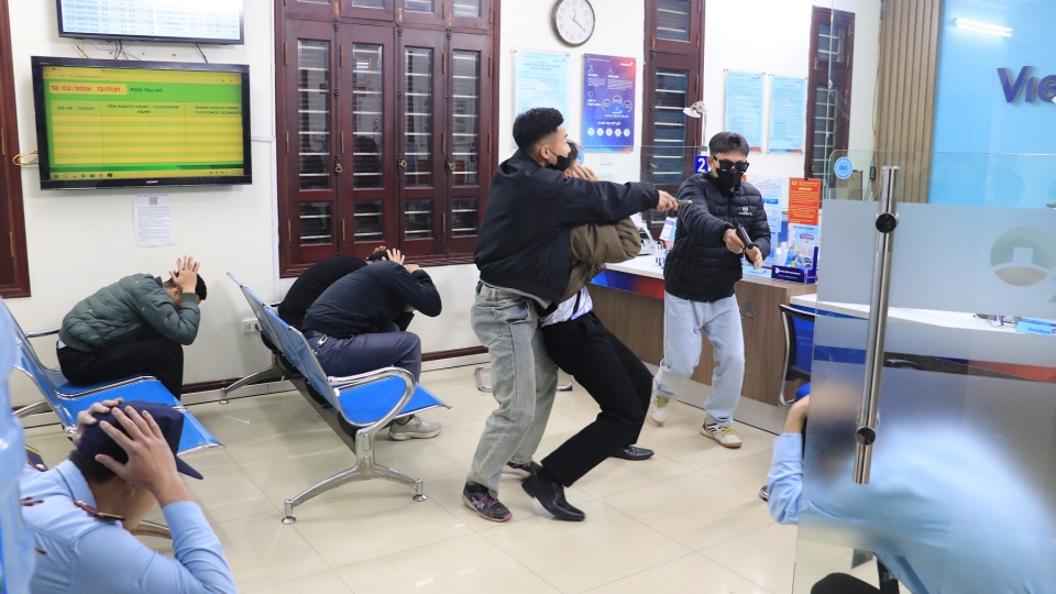 1_dien_tap_chong_cuop_ngan_hang_giua_thu_do_khong_che_2_doi_tuong_co_sung.jpg