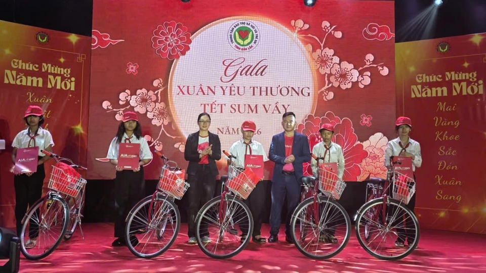 2 tặng quà.jpg