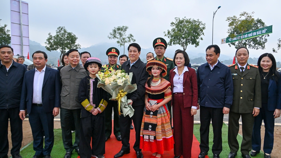 23-02_cac_chau_thieu_nhi_tinh_lao_cai_tang_hoa_chu_tich_nuoc_ve_du_le_phat_dong_tet_trong_cay_nam_2026.jpg