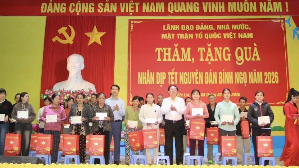 9-2-pho_thu_tuong_ho_quoc_dung_tham_tang_qua_nhan_dan_vung_lu_gia_lai-_anh_2.jpeg