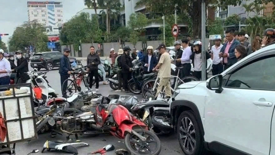 A car plowed into multiple motorbikes waiting at a red light in the northern port city of Hai Phong on February 21 or the fifth day of the Lunar New Year), leaving several people injured..jpg