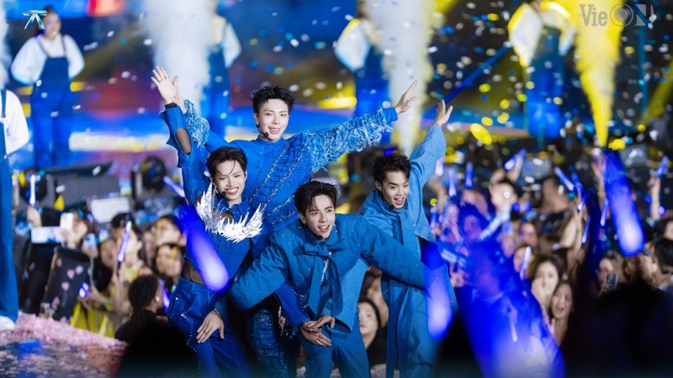 Anh Trai Say Hi steals the show in the United States.jpg