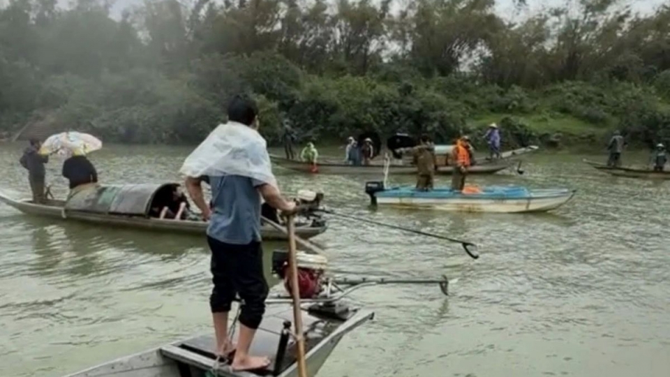 Boat capsizes in central Vietnam, two dead and two missing.jpg