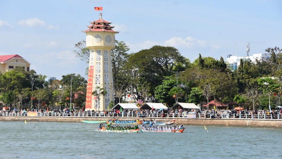 Các đội thi trên Sông Cà Ty, phường Phan Thiết, tỉnh Lâm Đồng.jpg