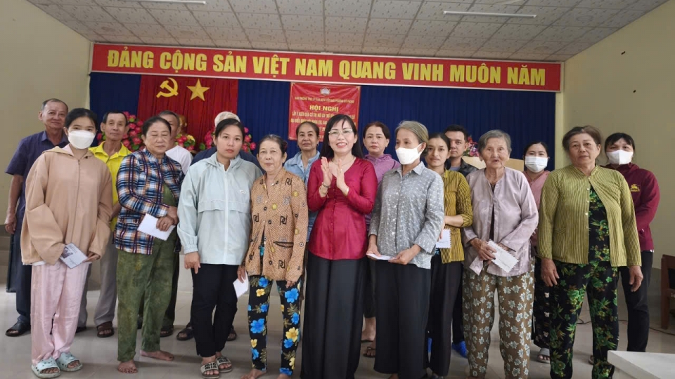 Các trường hợp khó khăn ở tỉnh Đồng Tháp đều được tặng quà Tết.jpg