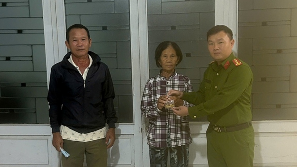 Công an xã Bắc Bình trao trả lại 1,2 lượng vàng cho bà Đinh Thị Lan.jpg