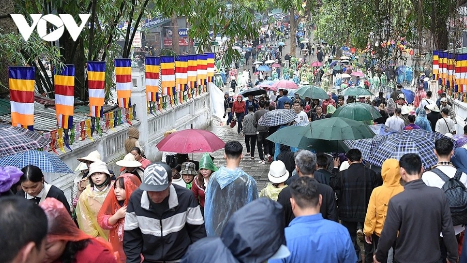 Visitors brave rain on opening day of 2026 Huong Pagoda Tourism Festival