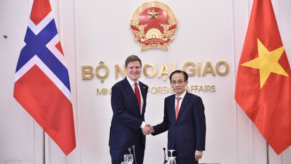 Foreign Minister Le Hoai Trung and Norwegian Minister of International Development Åsmund Aukrust.jpg