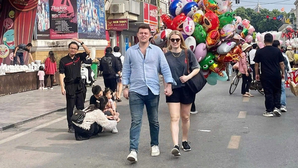 Foreign arrivals to Vietnam hit record high in 2025, reaching more than 21.5 million.jpg