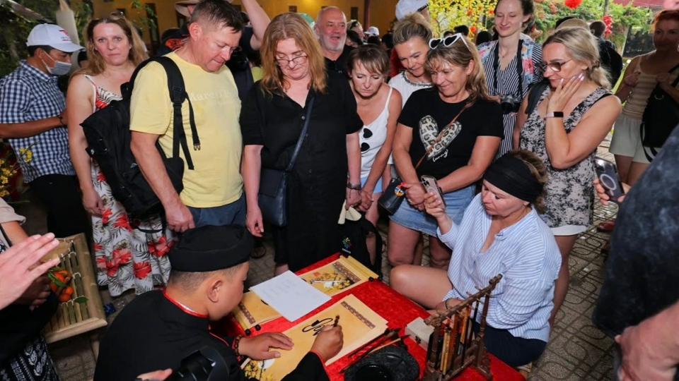 Foreigners dive into Vietnam’s Tet traditions, embrace festive flavours, family rituals 4.jpg