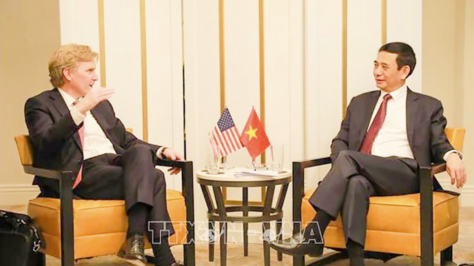 General Phan Van Giang in discussion with US First Under Secretary of War.jpg