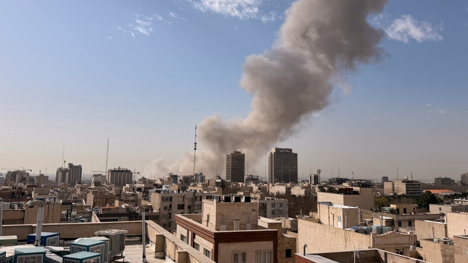 Israel tap kich Iran, thu do Iran boc khoi, khoi lua Iran, khoi lua Tehran, nha cua Iran 28-2-2026, -ap.jpg