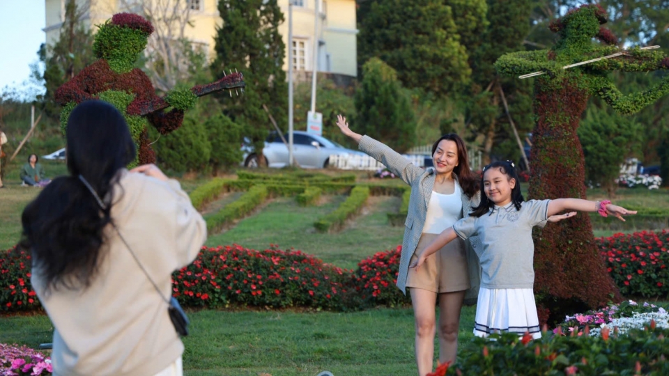 Lam Dong hut khach du lich tu rung den bien  8.jpg