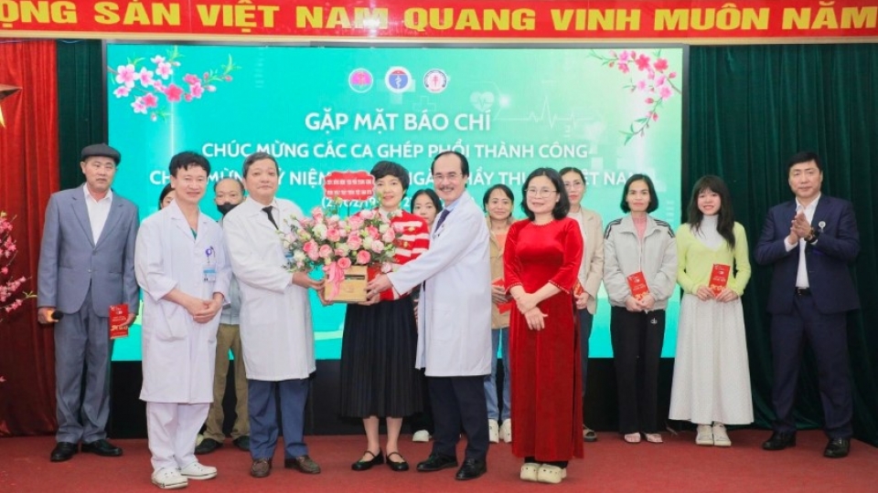 Leaders of the National Lung Hospital receive congratulatory flowers for Vietnamese Physicians’ Day from patients who have successfully undergone lung transplants.jpg