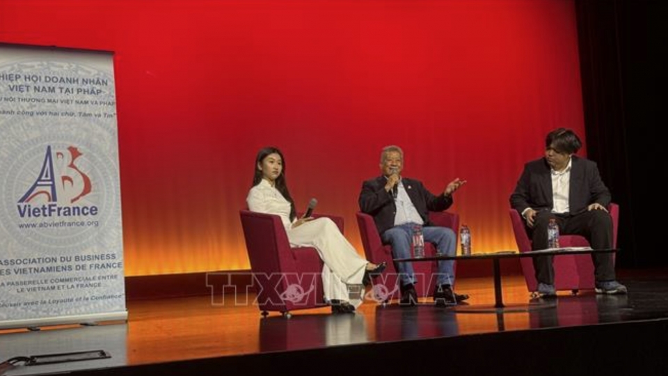Nguyen Hai Nam (center), chairman of the Association of Vietnamese Entrepreneurs in France (ABVietFrance).jpg