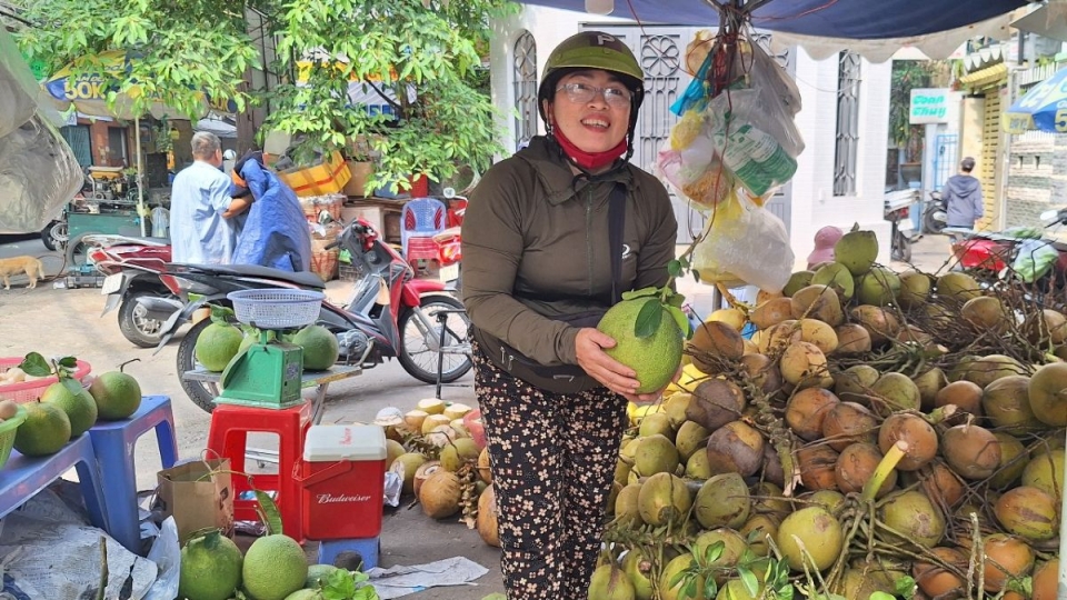 Nhiều người chọn chưng bưởi da xanh vì để chưng lâu đến qua Tết vẫn dùng được (Ảnh Lệ Hằng).jpg