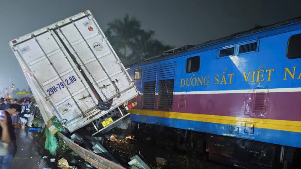 North–South express train crashes into container truck, driver killed.jpg