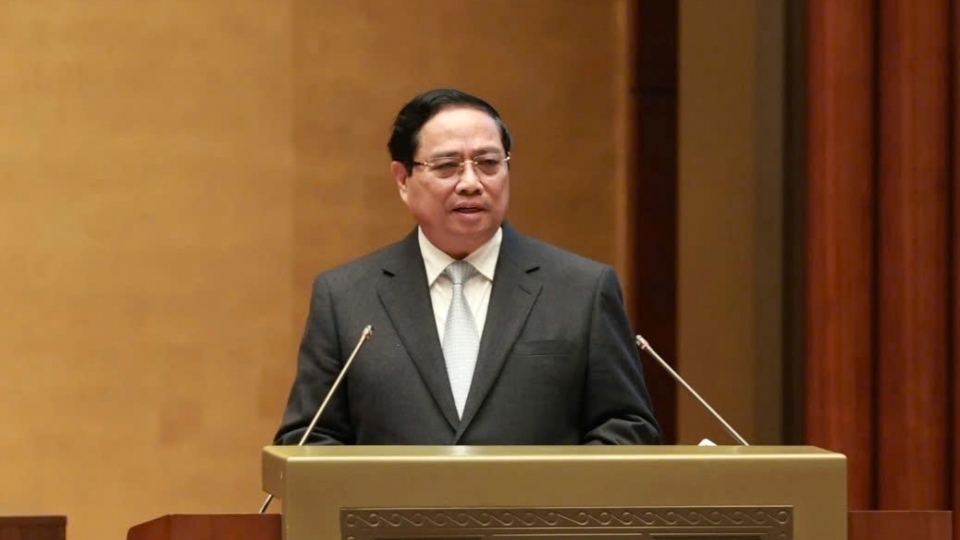 PM Pham Minh Chinh presents a thematic report on the Action Programme implementing the Resolution of the 14th National Party Congress at a nationwide conference in Hanoi.jpg