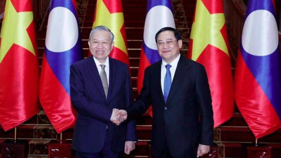 Party leader To Lam and Lao PM.jpg