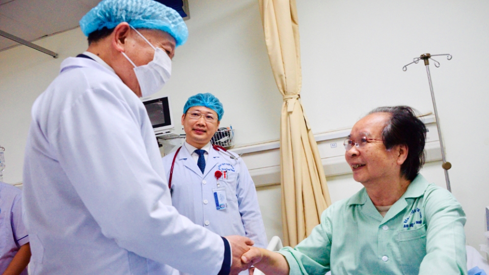 Party leader To Lam inquires into the health of a patient at Huu Nghi Hospital in Hanoi.jpg