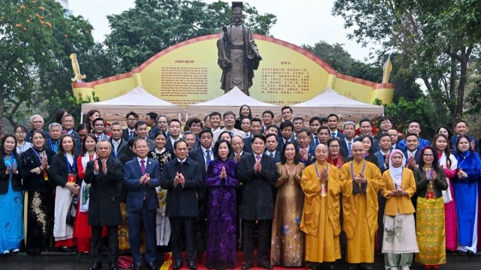 President joins overseas Vietnamese in incense-offering ceremony in Hanoi 2.jpg
