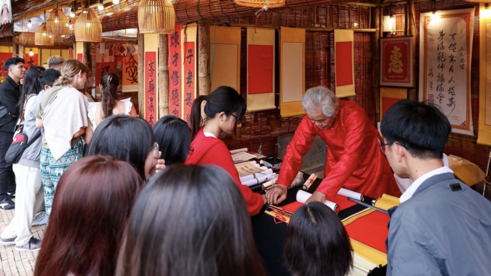 Crowds flock to Temple of Literature for New Year calligraphy