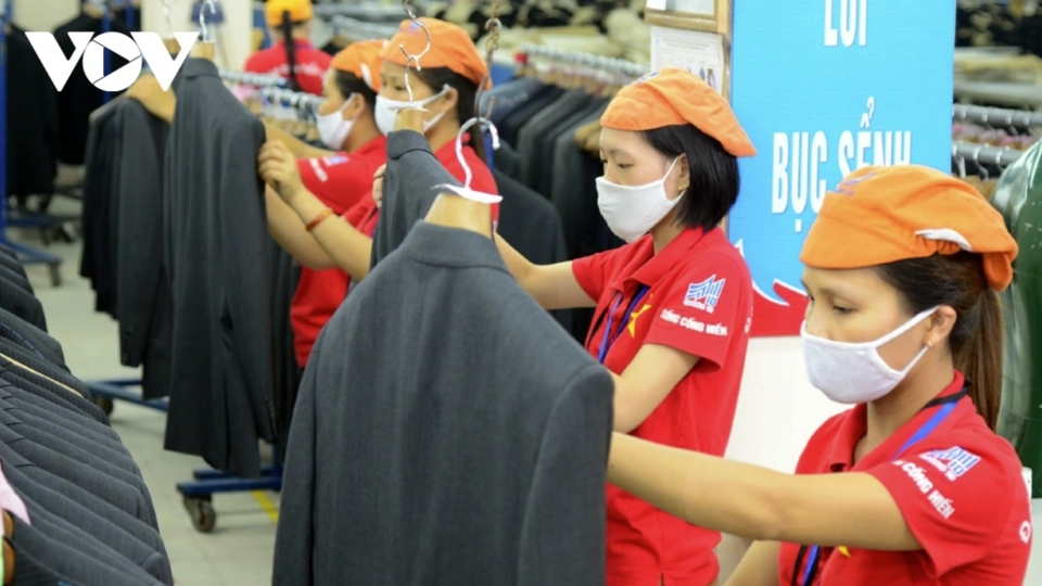 Textile and garment enterprises resume production immediately after the Lunar New Year holiday.jpg