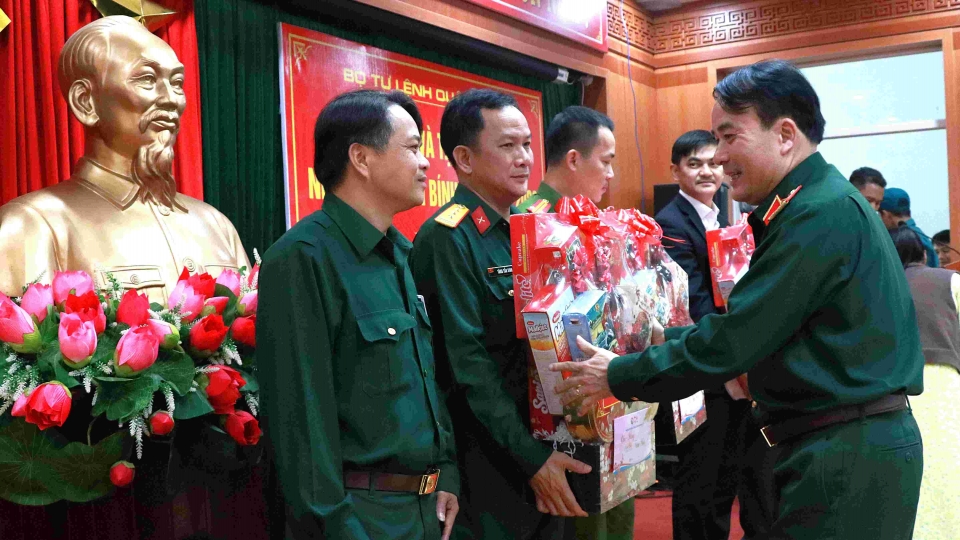 Thiếu tướng Trần Minh Trọng tặng quà chính quyền và LLVT địa phương.JPG