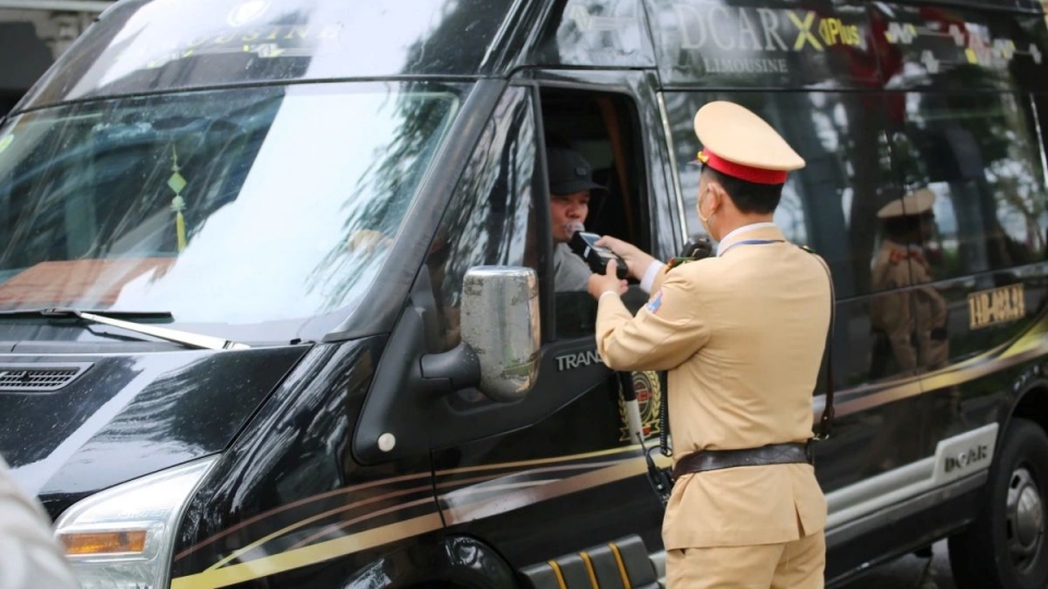 Traffic police enhance breath alcohol tests on vehicle drivers during the Lunar New Year holiday.jpg