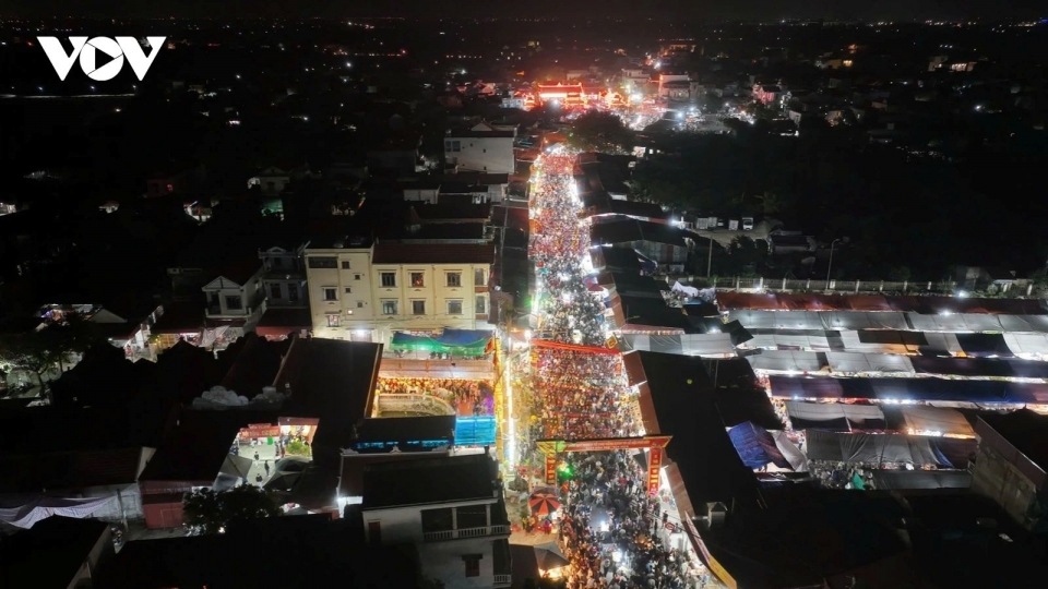 Thousands flock to once-a-year Vieng Market for overnight spring fair