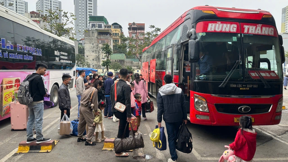 Bến xe tấp nập người về quê ăn Tết muộn, người từ quê ra sớm