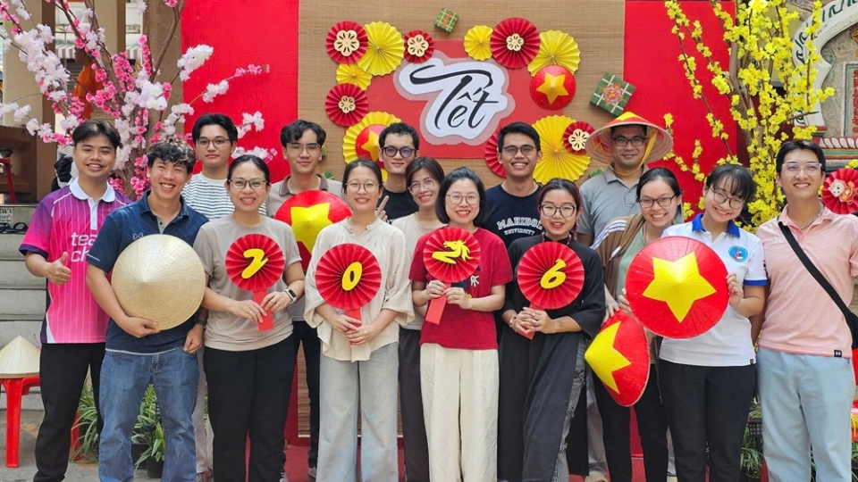 cac_ban_sinh_vien_viet_nam_tai_thai_lan_cung_goi_banh_chung_vui_don_tet_binh_ngo_2026.jpg