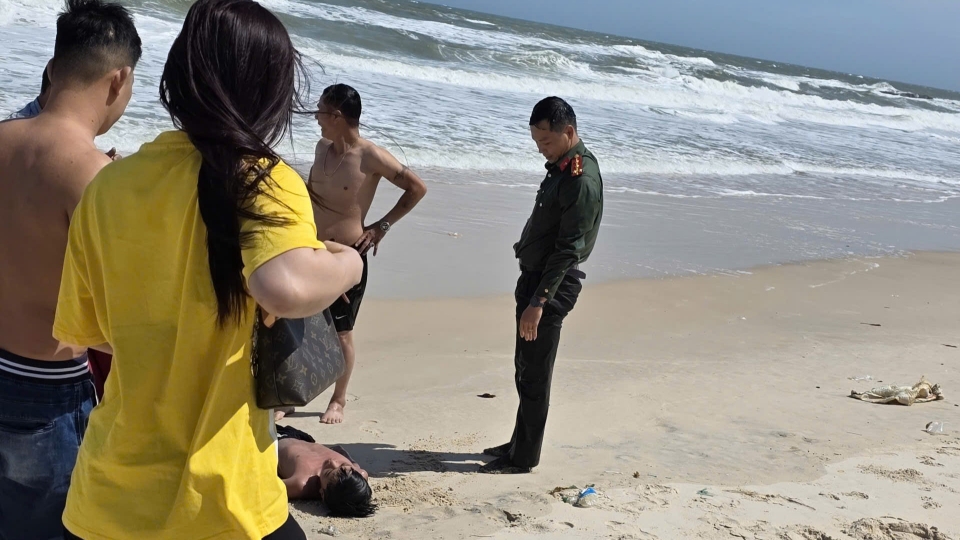 can_bo_cong_an_va_nguoi_dan_dung_cam_cuu_nguoi_bi_duoi_nuoc.jpg
