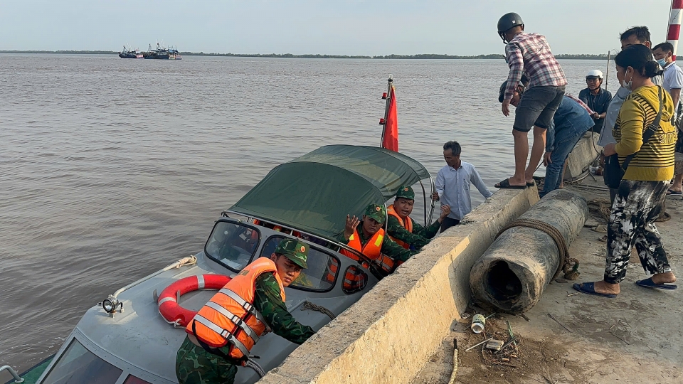 can_bo_don_bien_phong_cua_khau_cang_giao_long_da_dua_nan_nhan_vao_bo_de_dieu_tri_benh_20260222134922.jpg