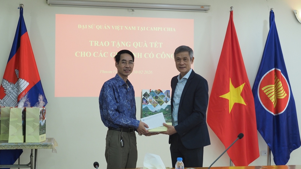 dai su Viet Nam tai Campuchia Nguyen Minh Vu (phai), co Viet Nam ASEAN Campuchia Viet Nam, bac si Hoang Ky (con lai Viet Nam Campuchia) -vov.jpg