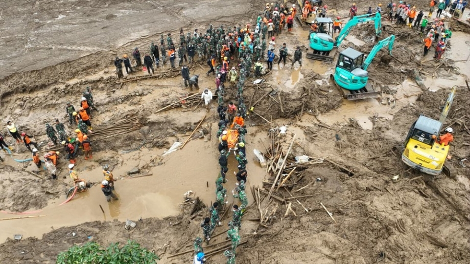 luc_luong_cuu_ho_dang_tim_kiem_nan_nhan_tai_lang_pasir_langu_sau_vu_sat_lo_dat_thuoc_huyen_tay_bandung_tinh_tay_java_indonesia._ap.jpg