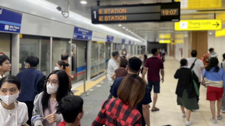 metro_so_1_tang_gio_hoat_dong_mien_phi_ve_ngay_29_va_mung_1_tet_1.jpg
