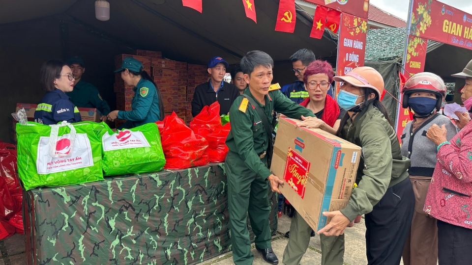 nguoi_dan_xa_hoa_thinh_vui_ve_mua_hang_khong_dong_do_bo_doi_quan_khu_5_to_chuc.jpeg