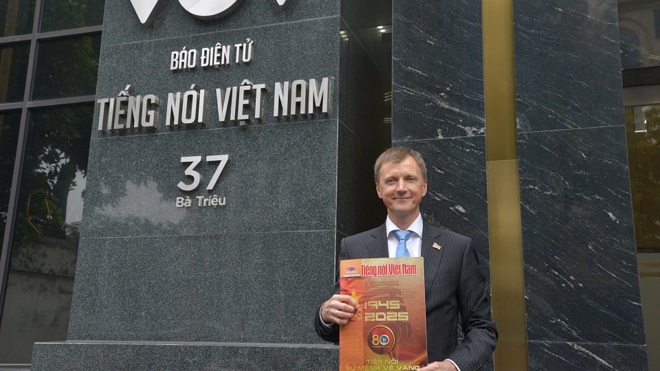 than tan cong su Belarus Shloma tham Bao dien tu VOV, tuan bao Tieng noi Viet Nam  -trung hieu.JPG